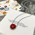 Collier raffiné avec pendentif en pierre facettée rouge rubis et détails en zircon - Argent & Rouge