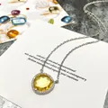 Collier élégant avec pendentif en cristal jaune et halo de diamants micro-pave fins - Argent & Jaune