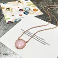 Élégant collier en or rose avec pendentif cristal rose facetté et halo de zircone - Or rose + Rose
