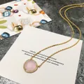 Collier avec goutte de cristal rose, placage à l'or et accents de zircon blanc - Or + Rose