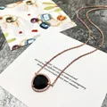 Collier en or rose avec pierre noire triangulaire et pavage de micro-zircons blancs - Or Rose + Noir