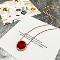 Élégant collier en or rose avec pendentif en cristal rouge rubis taille poire et halo - Or Rose Rouge
