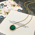 Collier doré raffiné avec pendentif triangulaire en cristal vert foncé à facettes - Or + Vert