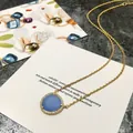 Élégant collier en or avec pendentif triangulaire en pierre bleue et pavé de cristaux - Or + Bleu Ciel