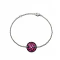 Détail d'un bracelet chaîne argenté avec un pendentif rond serti de zircons roses - Argent + Violet