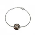 Détail du bracelet chaîne argentée avec pendentif rond pavé de cristaux colorés - Argent + Champagne
