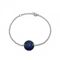 Détail du bracelet en chaîne argentée avec breloque ronde pavée de pierres bleues et fermoir - Argent & Bleu