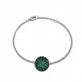 Détail de gourmette argentée avec pendentif champignon pavé de cristaux verts et noirs - Argent & Vert