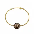 Détail d'un bracelet doré avec un pendentif rond serti de zircons marron scintillants - Or et Champagne
