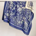 Vintage marineblauwe shawl met bloemenprint en vlinderpatronen voor dames in winter - 130x130cm / Diepblauw (FJ-095)