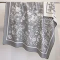 Grijze jacquard sjaal met botanische bloemenprints en decoratieve witte randen - 130x130cm / Grijs (FJ-093)