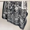 Elegante monochrome sjaal met vintage bloemenschetsen en insectenmotieven in zwart en wit - 130x130cm / Zwart (FJ-096)