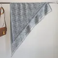 Modischer Jacquard-Schal in Grau und Creme mit CD-Muster und feinem Fransenbesatz - Sjj-037 Grau / 180x90cm