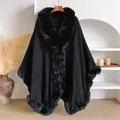 Nahaufnahme des schwarzen Oversize-Cape-Schals mit luxuriösem Kunstpelzkragen und Strick - Schwarz