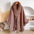Detail des Kunstfellbesatzes am warmbraunen Oversized-Strickponcho für Damen - Dunkelbraun