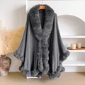 Detail eines dunkelgrauen Ponchos mit Plüschbesatz aus Kaninchenfellimitat und Wolle - Dunkelgrau
