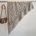 Elegante scialle invernale leopardato con frange appeso a un’asta di metallo - 180x90cm / Kaki