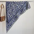 Blau-weißer Schal mit Leopardenmuster, Webstruktur und Fransen für den Winter - 180x90cm / Dunkelblau
