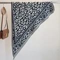 Elegante scialle invernale con stampa leopardata grigia e nera e dettagli di frange - 180x90cm / Nero