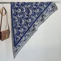 Blau-weißer Paisley-Hüftgürtel mit Quasten, hängend an einer Metallstange präsentiert - 180x90cm / Tiefblau (SJJ-012)