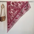 Weinrote Toile de Jouy Schal mit Dschungeltier-Mustern und Fransenverzierung - Rosarot / 180x90cm