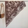 Dunkelroter Schal mit Toile-de-Jouy-Landschaftsdruck, Fransen und warmer Stricktextur - Dunkelbraun / 180x90cm