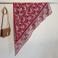 Roter Paisley-Dreieckschal mit Fransen für Damen als modisches Taillen-Accessoire - 180x90cm / Rosarot (SJJ-007)