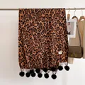 Écharpe d'hiver aspect cachemire motif léopard avec pompons en fausse fourrure noire - 180x68cm / Couleur caramel