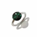 Détail d'une bague vintage en argent sertie de cristaux verts et noirs en dôme - Taille 6 / Couleur argent avec zircon vert