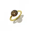 Vue macro d'une bague vintage plaquée or avec zircons micro-sertis marron et noir - Taille 6 / Or avec Zircone Champagne