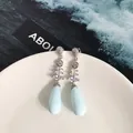 Dettaglio macro di orecchini pendenti argento con pietre marquise e gocce blu - Argento & Blu