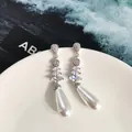 Dettaglio di orecchini a pendente con pietre marquise e perle a goccia bianche - Argento & Bianco