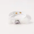 Detail van witte PU-lederen armband met pluche bont en grote sprankelende diamantgesp - Wit