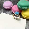 Detalle de anillo dorado con gema azul facetada y pavé de circonitas cúbicas brillantes - Talla 6 / Borde Dorado Turquesa Azul