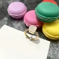 Primer plano de anillo dorado con gema cuadrada traslúcida y pavé de diamantes - Talla 6 / Cuadrado Dorado Semitransparente (BM803128196) / Borde Dorado Color Jade Blanco