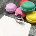 Primer plano de anillo con gema violeta cuadrada y banda con pavé de diamantes finos - Talla 6 / Borde Plateado + Púrpura