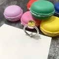Vista detallada de un anillo con gema amarilla cuadrada y pavé de diamantes en banda de plata - Talla 6 / Borde Plateado + Amarillo Dorado