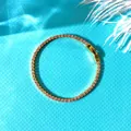 Elegante pulsera tennis de oro de 2mm con circonitas rosas sobre seda azul - Pulsera / Pulsera Dorada 2mm