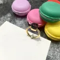 Anillo con piedra roja oscura irregular bañada en oro y pavé de cristales brillantes - Talla 6 / Borde Dorado + Púrpura