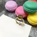 Anillo de oro con piedra cuadrada verde esmeralda y pavé de cristales laterales - Talla 6 / Borde Dorado + Verde Oliva