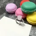 Anillo con cristal rosa facetado y circonitas sobre tarjeta de exhibición blanca - Talla 6 / Borde Plateado + Jade Rosa