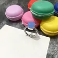 Anillo con cristal azul claro facetado y banda pavé plateada con fondo de macaron color - Talla 6 / Borde Plateado + Jade Azul