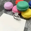 Anillo de plata con gema cuadrada transparente y diamantes sobre fondo de macarons - Talla 6 / Borde Plateado Blanco Transparente