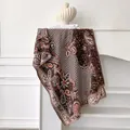 Dettaglio della sciarpa vintage con motivo paisley e frange eleganti effetto cashmere - 185x65cm / caffè