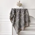 Dunkelgrauer Pashmina-Schal mit Paisley-Jacquard und Fransen auf Kaminsims - 185x65cm / Grau