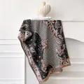Dettaglio del motivo paisley vintage e delle morbide frange su uno scialle di cashmere - 185x65cm / Nero