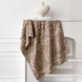 Detailansicht von Paisley-Muster und Fransen am braunen Pashmina-Schal für Damen - 185x65cm / Khaki
