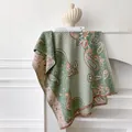 Dettaglio di scialle paisley verde vintage con frange e tessuto effetto cashmere - 185x65cm / Verde