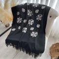 Chal negro tipo cachemira con bordado floral plateado y borlas de flecos - 200x70cm / Negro