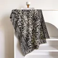 Detail eines Jacquard-Schals mit Leopardenmuster, Fransen und weicher Kaschmir-Textur - 185x65cm / Schwarz